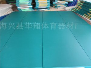 22展开后的摔跤垫